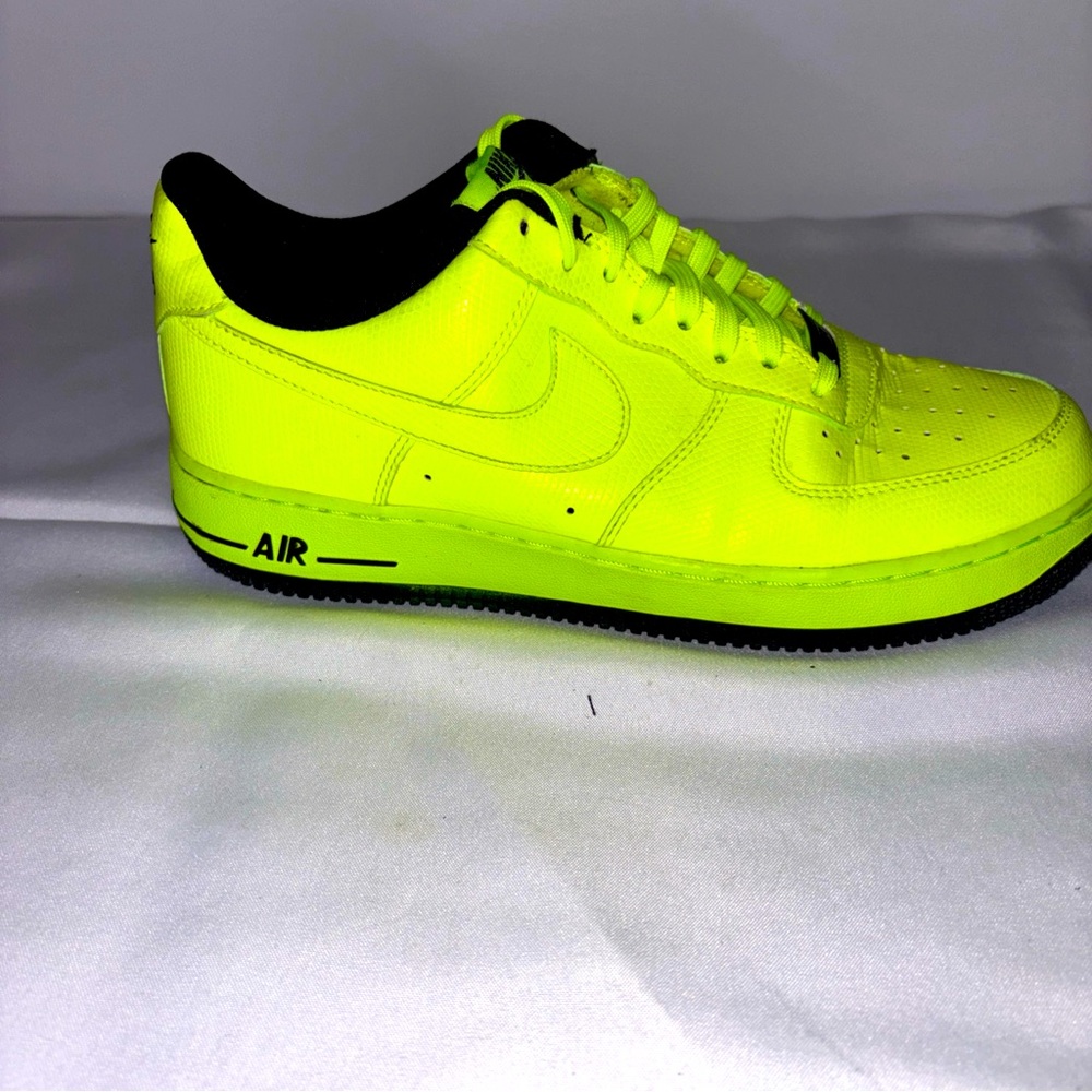 NWOB Size Men’s 8 Nike Air Force 1 Volt/Neon Green 488298-703.